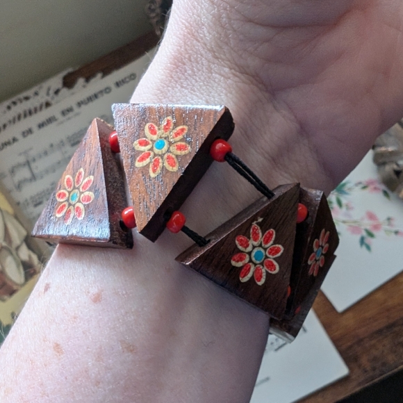 Wooden Beaded Bracelet with Floral Design - Picture 2 of 6